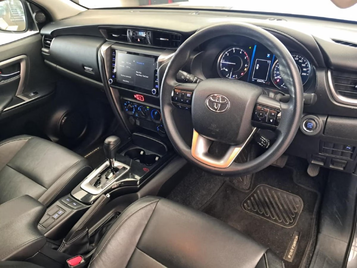Toyota Fortuner 4x4 2023 (3)